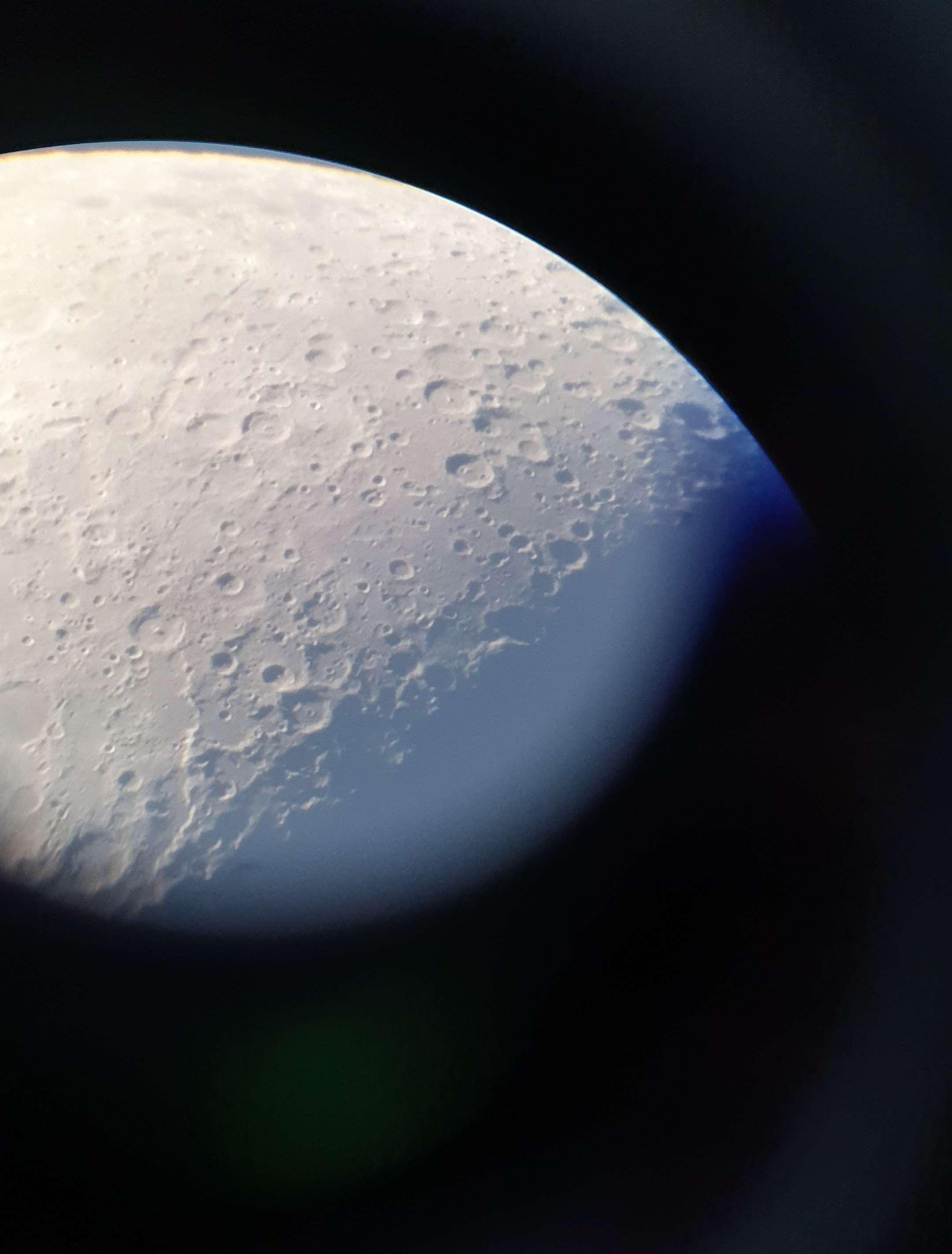 Der Mond mit etwa 160-facher Vergrößerung