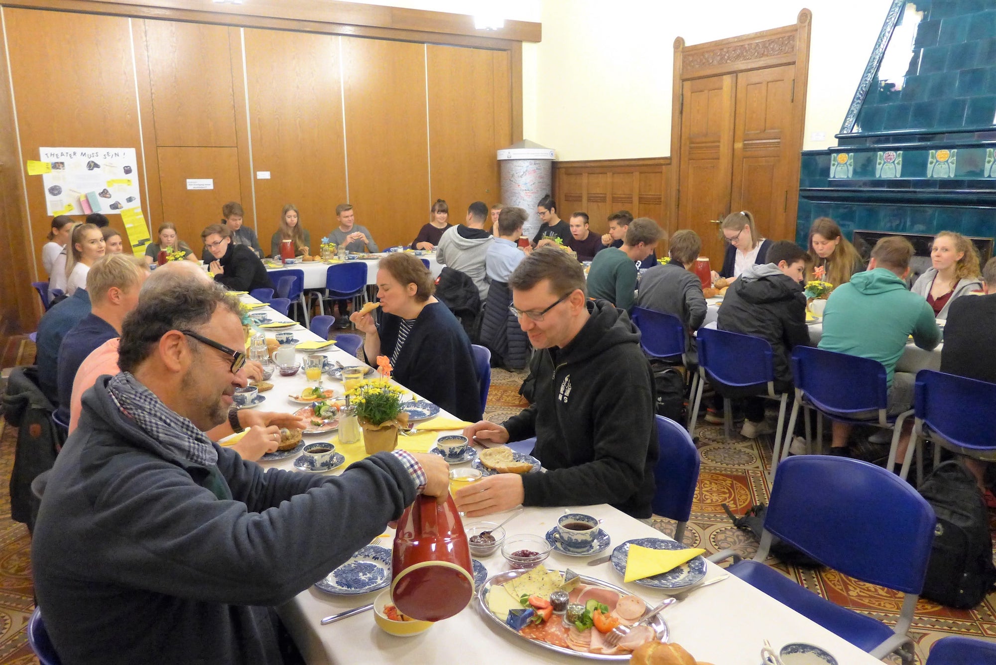 Abiturient*innen und Lehrer*innen beim gemeinsamen Abi-Frühstück vor der schriftlichen Deutschprüfung